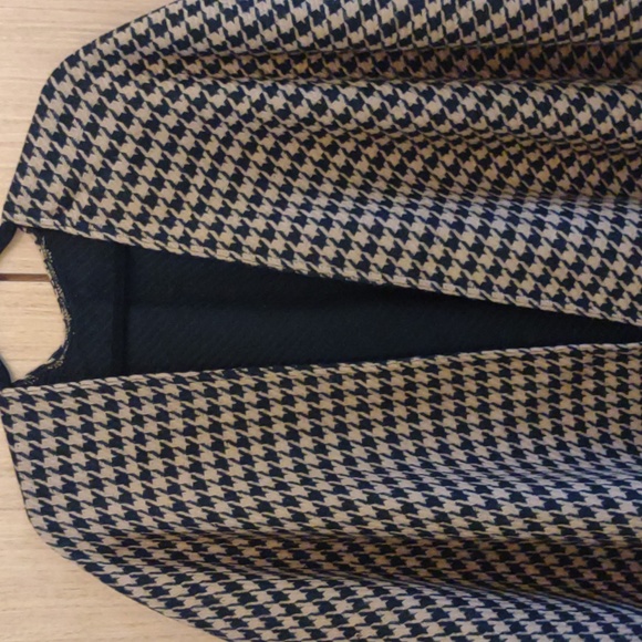Black and Tan Houndstooth Acrylique Poncho/Cape. - Picture 3 of 7
